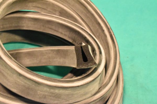 Moosgummiprofil Motordeckel, 2630mm lang